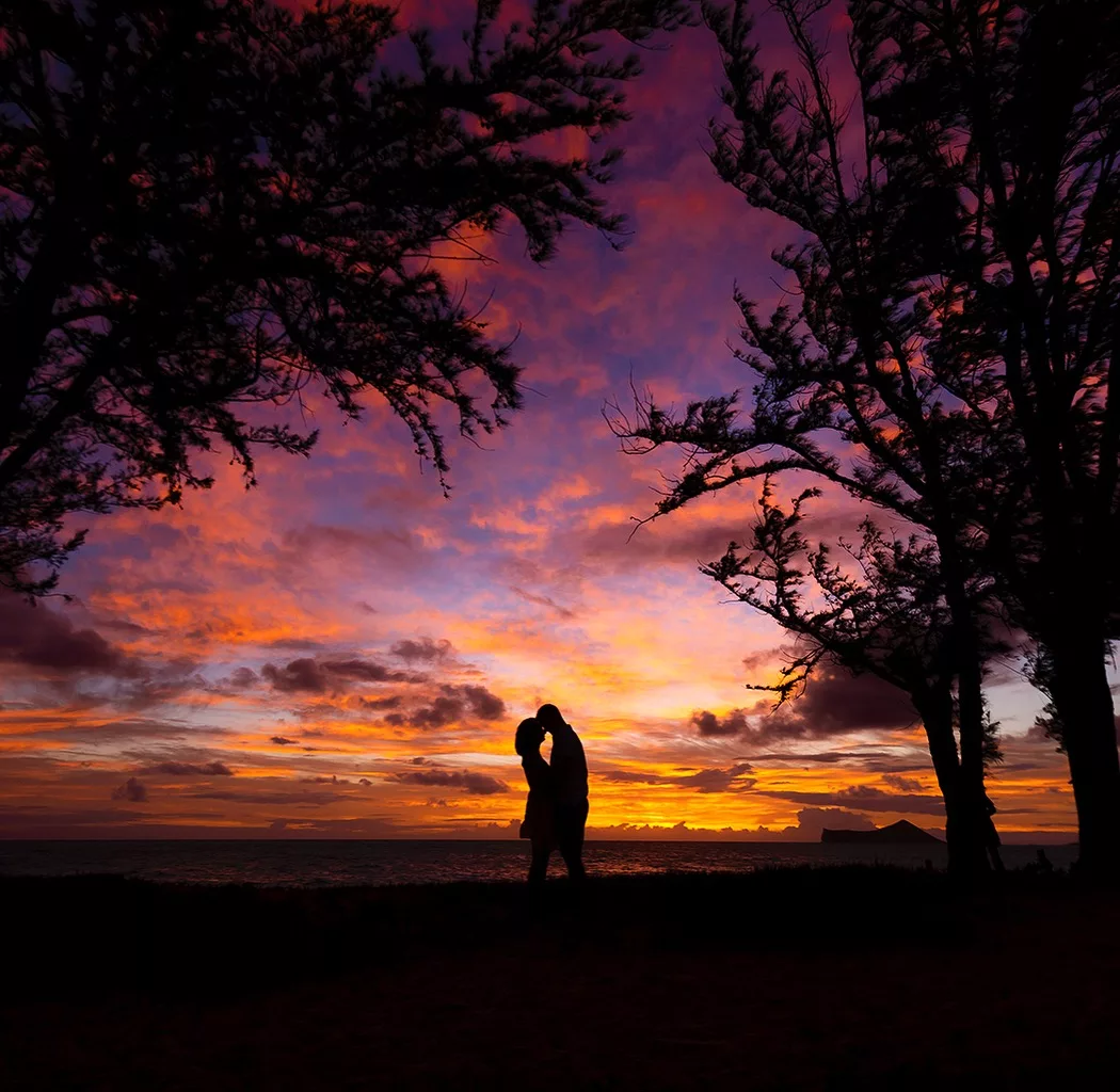A perfect sunset couple photoshoot done by a oahu hawaii photographer and oahu hawaii photographer