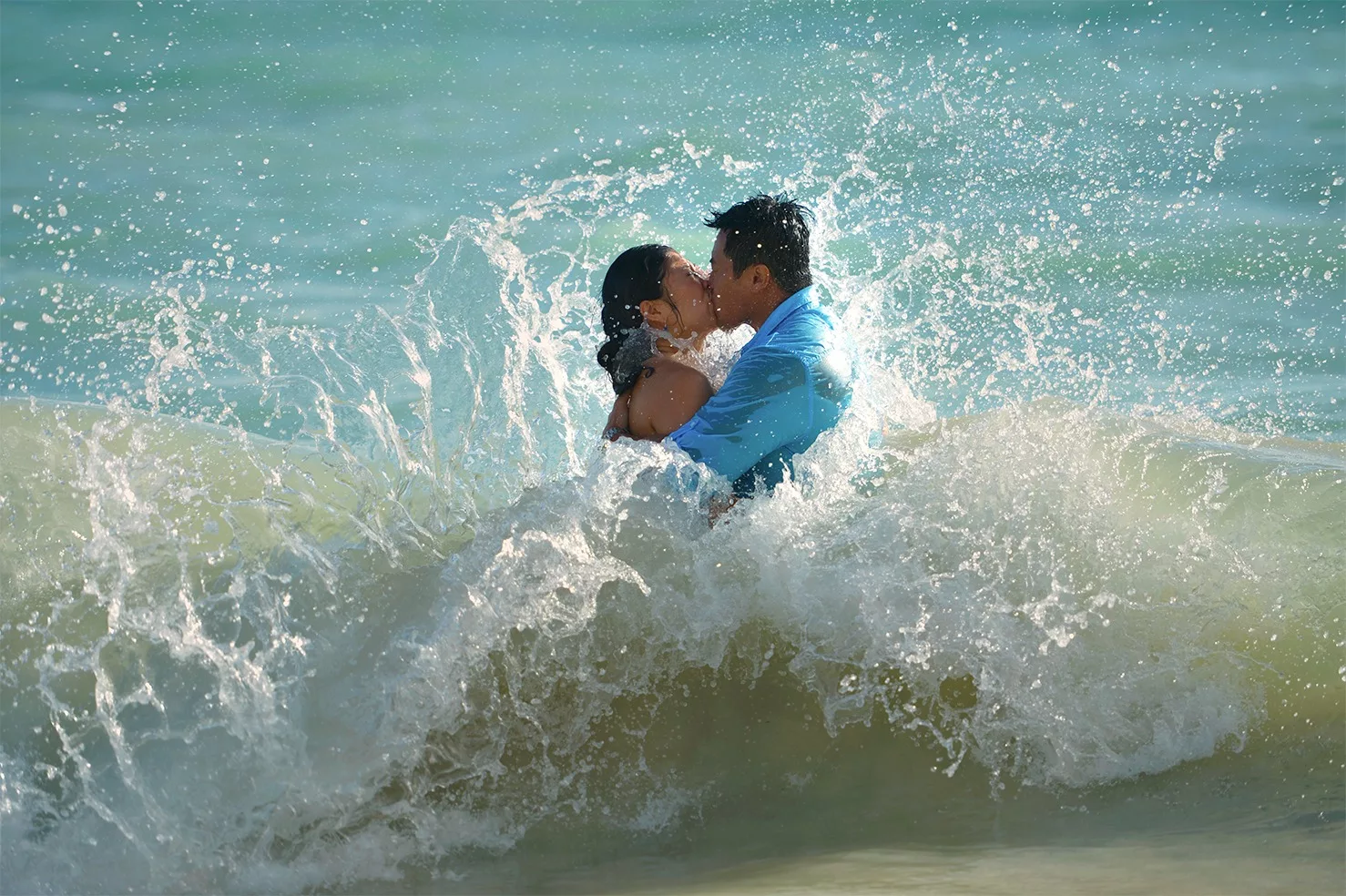 A perfect Hawaii beach couple photoshoot by Oahu Hawaii Photographer Oahu Hawaii Photography
