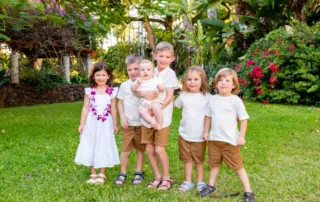 an image of 6 kids smiling in front of a Waikiki Family Photographer