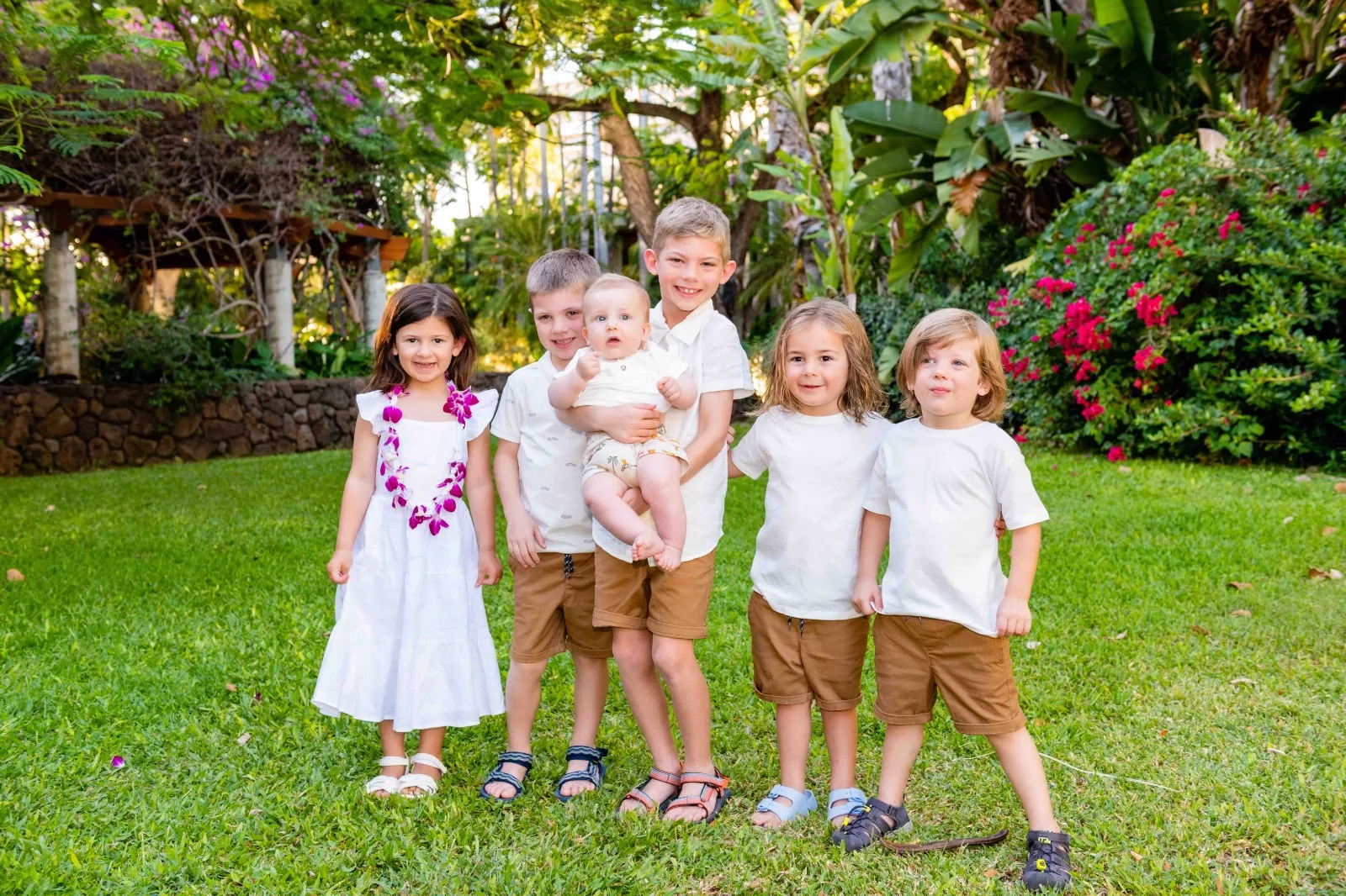 an image of 6 kids smiling in front of a Waikiki Family Photographer